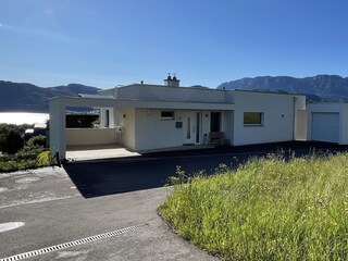 Haus Strassenseitig mit Blick am See und Gebirge