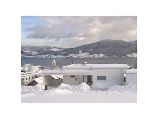 Haus strassenseitig mit Seeblick im Winter