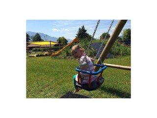 Kinderspielplatz beim öffentlichen Badeplatz am See