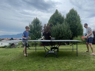 Tischtennis im Garten