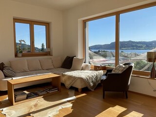 Wohnbereich mit ausziehbarem Sofa und Blick am See