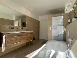 2 Badezimmer und 2 Toiletten