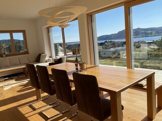 Essbereich für 10 Personen mit Seeblick