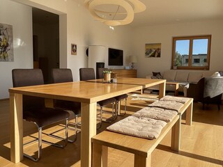Essbereich mit Blick auf Kamin, Smart-TV und Sofa