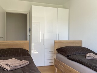 4 Schlafzimmer, eines mit 2 Einzelbetten