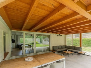 Die überdachte Terrasse mit Gartengruppe