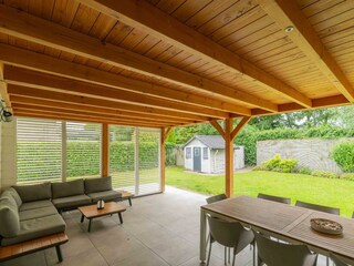 Die überdachte Terrasse mit Lounge-Ecke