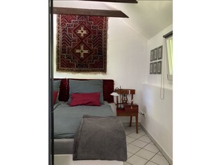OG:Doppelbett ( 1,80 m breit) mit Paravent-Sichtschutz