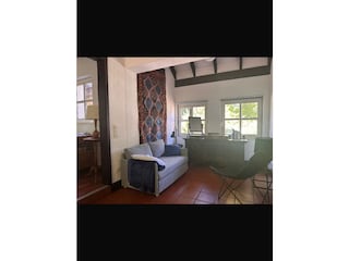 Les-/Schlafzimmer, klassisches Design und Barocktruhe
