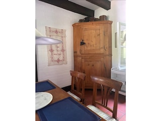 Biedermeier-Eckschrank für Geschirr