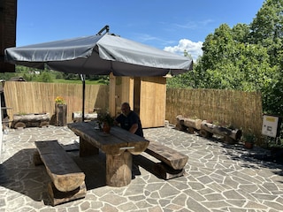 Sitzgelegenheit und Sonnenschirm