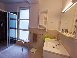 Badzimmer mit Doppellavabo und Dusche