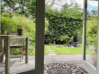 Aussicht auf Ihre private Terrasse und den Garten