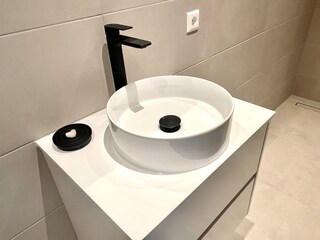 Begehbare Dusche, Waschbecken und Toilette