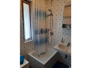 Badezimmer mit Dusche