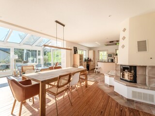 Grosszügiger Wohnraum mit Kamin