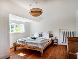 1. Schlafzimmer mit Altholzbett (180x200cm), Babybett