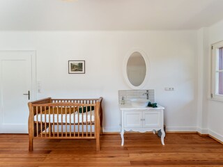 Waschtisch und Babybett im 1. Schlafzimmer