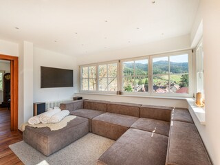 Grosszügige Lounge mit Smart-TV