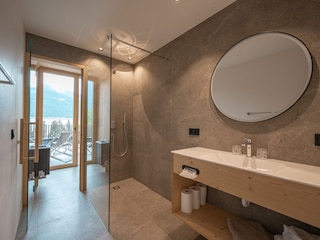 Badezimmer mit finnischer Sauna