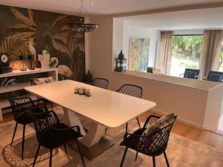 Essbereich mit Blick ins Wohnzimmer