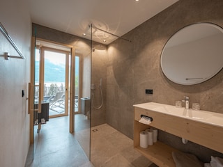 Badezimmer mit finnischer Sauna