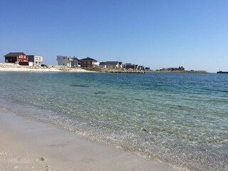 Klares Wasser am Badestrand