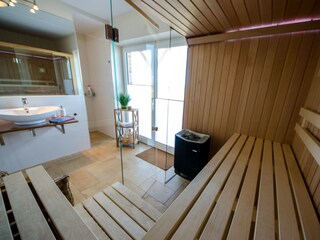 Großzügige Sauna mit Panoramablick