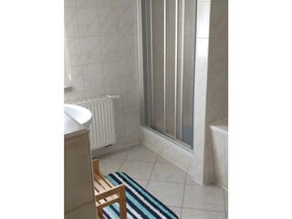 Bad mit Dusche und Wanne