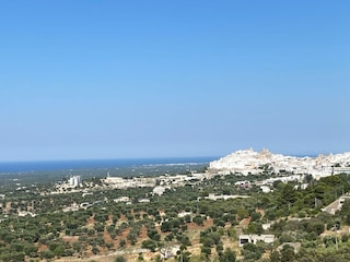 Sicht auf Ostuni und Meer