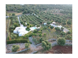 Luftbild 1 Plantage mit Trulli