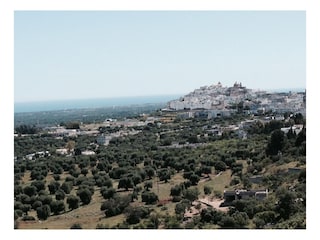 Sicht auf Ostuni mit adriatischer Küste