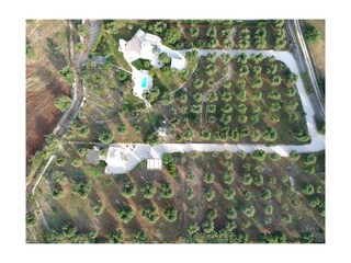 Luftbild 2 Plantage mit Trulli