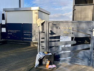 Das Chalet ist komplett umzäunt.