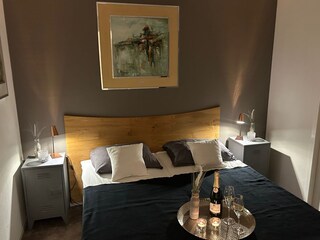 Das 1. Schlafzimmer verfügt über ein Doppelbett