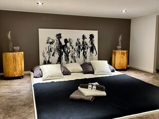 ein Mezzanine (Raumhöhe 1.20 m) mit 2  Schlafplätzen .