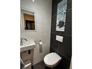 Ein separates WC rundet die Ausstattung ab.