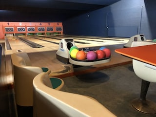 ... und 6 Bowlingbahnen.