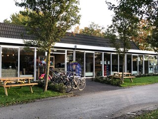 Es  gibt einen Supermarkt mit Fahrradverleih