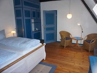 Schlafraum mit Kleiderschrank