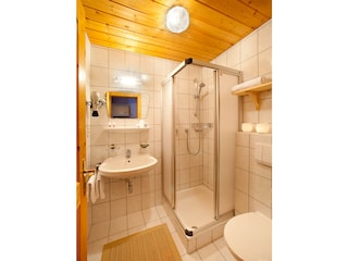 Badezimmer mit Dusche