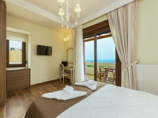 Villa Viran Episkopi Características 22