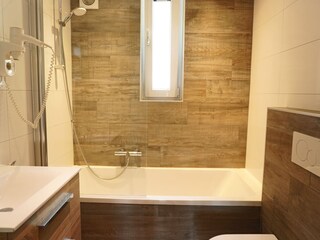 Badezimmer mit Bad