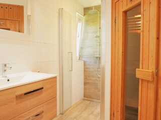 Badezimmer mit Sauna und Dusche