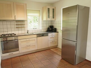 Küche mit Spülmaschine