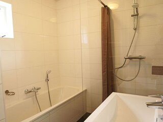 Badezimmer mit Bad und Dusche