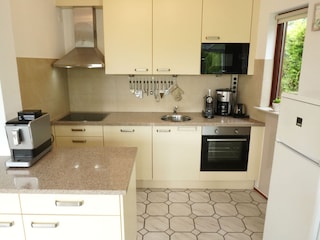 Küche mit Spülmaschine