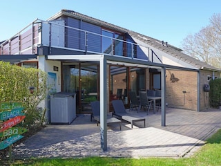 Mit überdachten Terrasse