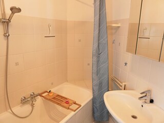 Badezimmer mit Bad