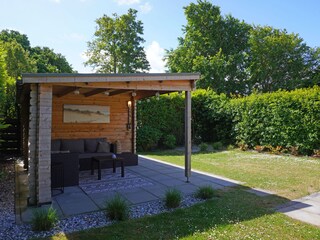 Garten mit überdachte Terrasse